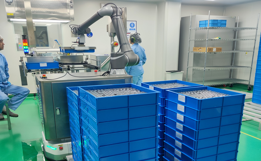 cobots and AMR in palletizing and depalletizing